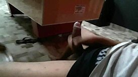 amigos brincando de sexo com teen e milf, acabando em cumshot