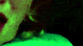 Het tenåring 18+ fingrer sin hårete fitte mens hun filmer seg selv alene om natten!