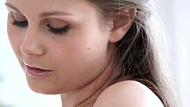 Encantadora europea se la meten por el culo a perrito con semen en el culo