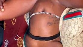 Üvey Baba Aile Karmaşasında Üvey Kızını Eşiyle Karıştırıp Sikiyor