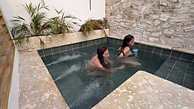 dos lesbianas calientes se masturban en una piscina p�blica con miedo a que las descubran