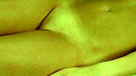 Fata drăguță își deschide pizda și își pierde virginitatea