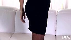 Sweet Bombshell Lorena's Sexy Toes in Foot Fetish Bliss