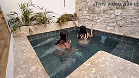 dos lesbianas calientes se masturban en una piscina p�blica con miedo a que las descubran
