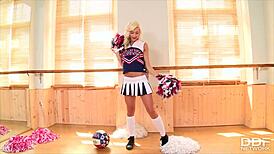 blondie tracy lindsay stretches her wet teen pussy in gym