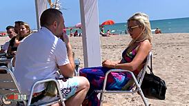 בלונדינית צרפתייה חמה מרימה בחוף ומזיינים לה בתחת בשביל כסף