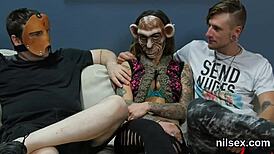 Ilkeää tyttöä hoidetaan persepulassa vapaamielisellä terapialla