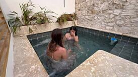 dos lesbianas calientes se masturban en una piscina p�blica con miedo a que las descubran