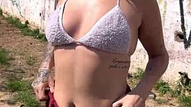 Jeg spurgte luderen på motorvejen hvor meget det kostede at kneppe, hun tog ikke penge og tog mig med ind i skoven for at kneppe lige der