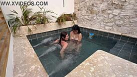 dos lesbianas calientes se masturban en una piscina p�blica con miedo a que las descubran
