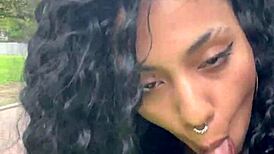 Tomando Leche En Un Parque Público De Día En Buenos Aires