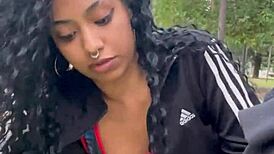 Tomando Leche En Un Parque Público De Día En Buenos Aires