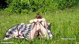 Mladá 18+ česká zrzka ukazuje pěkný zadek na nudistické pláži skrytou kamerou