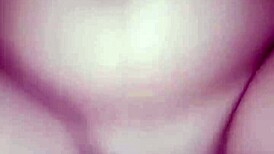 Indonesisk par knuller intime stunder på warung-shopping