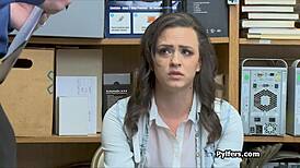 Strážník chytí mladou zlodějku na skryté kameře a tvrdě ji vyjebe do prdele.