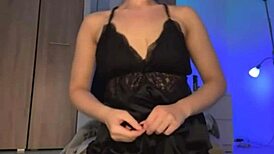 Let's Play With That Pink Pussy On Webcam And Watch Her Squirt 😍