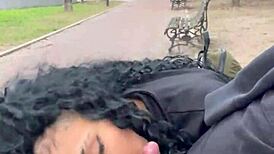 Tomando Leche En Un Parque Público De Día En Buenos Aires