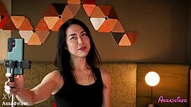 Gledam Isabel, kako ji jebejo rit na suho