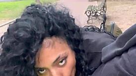 Tomando Leche En Un Parque Público De Día En Buenos Aires