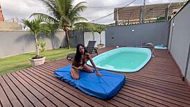 Caiu na net novinha dando pra 2 na piscina 😏