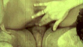 Fete vintage se distrează în threesome lezbie grup cu pizde păroase retro bisexual