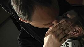 ten chlápek v boxovacích obvazech dostává trest v půdáře za divoký šukání