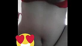 Pelacur Muda Naik Bantal, Gosok Pepek Basahnya, Berkhayal Penembusan Dalam Dan Orgasma