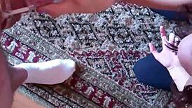 Panička ponižuje finančného otroka kopaním do guli a príkazmi na ejakuláciu