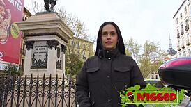 21-årig colombiansk Valen Pink tøver før hun rider massiv sort pik