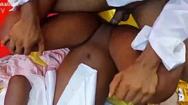 Hey, bu azgın köy çifti o kalın canavar sikle sert ebony aksiyonda vahşileşiyor 😈