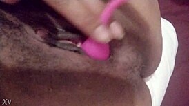 me masturbo la panochita con dildo para que comenten cosas ricas mientras esposo trabaja