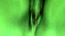 encuentro a la vecina culona masturbándose y me invita a pasarla rico 😈