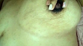 This milf is rubbing her clit so softly 😏