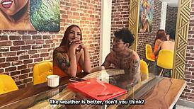 พี่สาวต่างมารดาผมแดงขี่ควยท่าลึกคอด้วยก้นใหญ่และหน้าอก