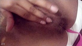 me masturbo la panochita con dildo para que comenten cosas ricas mientras esposo trabaja