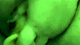 Husmor river klærne og spruter hardt på soverommet