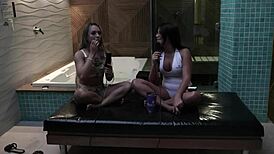 Hvordan startede din porn-rejse? Blev meme med pistolinha, mødtes på badeværelset og kunne lide at få navlen slikket - Bianca Demarchi sheer red.