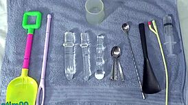 Zajímavé Milf lesbičky zkoumají děložní čípek a uretrální penetraci s dildy a hračkami