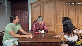Milf horny menunggang teman lelaki muda meja dapur rahsia