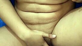 encuentro a la vecina culona masturbándose y me invita a pasarla rico 😈