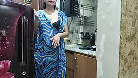 इंडियन स्टेपमॉम किचन में अपने स्टेपसन को फक करने के लिए एंटर करती है