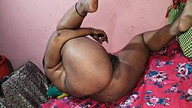 통통한 의붓자매, 도기스타일 오줌 싸며 큰 가슴 거대한 구멍 보여