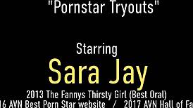 Bujné krásky Sara Jay a Siri sdílí velký tvrdý kokot v cowgirl a doggystyle