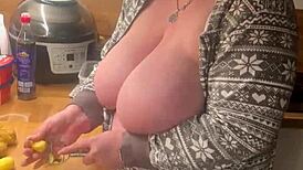 Acei doi sâni mari în bucătărie