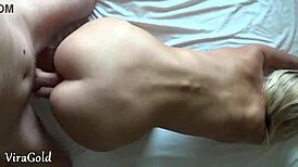 Блондинка Джесси Голд получает утренний трах в догги и миссионерской позе с спермой на жопе от секса парой