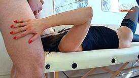 Žena deli dvojno pičko s kumom v ustih?