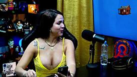 Geisy Dk shows her beautiful back tattoo and asks Ruan to put her on all fours in outdoor public interview.