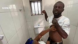 Manželka podvádza s manželovým kamošom v kúpeľni