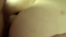 Fræk forført og ridt af ældre lærer med trimmet fisse