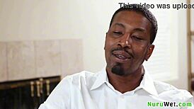 Göğüsleri Büyük Sarışın MILF Siyah Müşteriye Duygusal Nuru Masajı Yapıyor